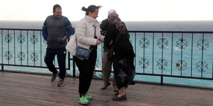 Rüzgardan dolayı ayakta durmakta zorlandılar