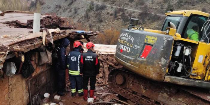 Konya'da şiddetli rüzgar korkuttu: Çatı uçtu tır devrildi ahır çöktü!