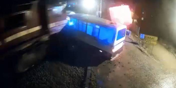 Ölümle burun buruna! Trenin çarptığı minibüsün sürücüsü son anda kurtuldu