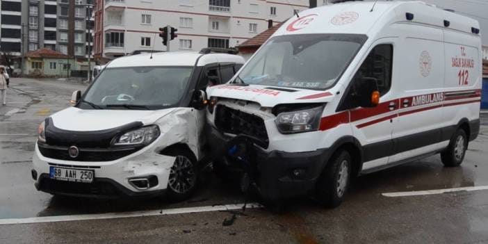 Ambulans ile otomobil çarpıştı: Hasta dahil 8 kişi yaralı!