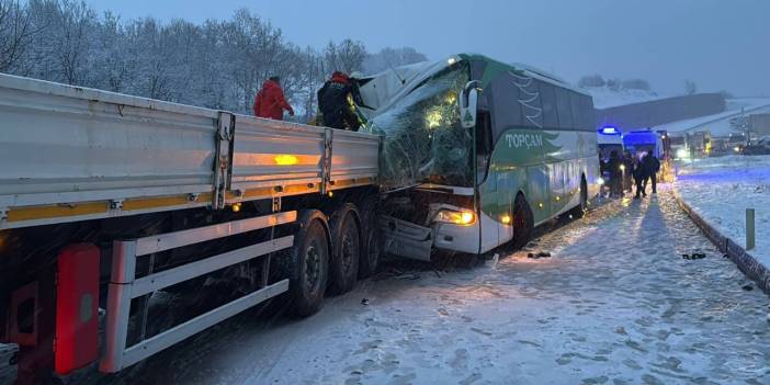 Tokat'ta karla kaplı yolda yolcu otobüsü TIR'a çarptı: Yaralılar var!