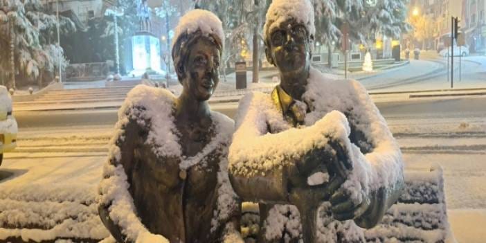 Bursa'da gece yağışı: Kenti kar örtüsü kapladı