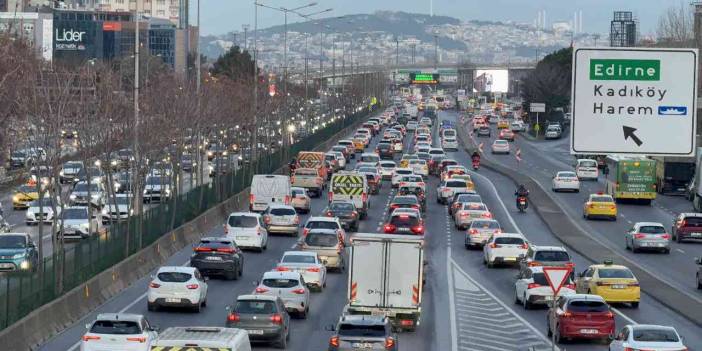 Hava buz, trafik kilit: İstanbullular haftanın ikinci gününe trafikte başladı!
