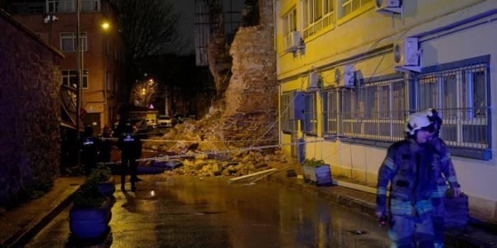 Beyoğlu'nda tarihi bina yola devrildi: Faciadan şans eseri dönüldü