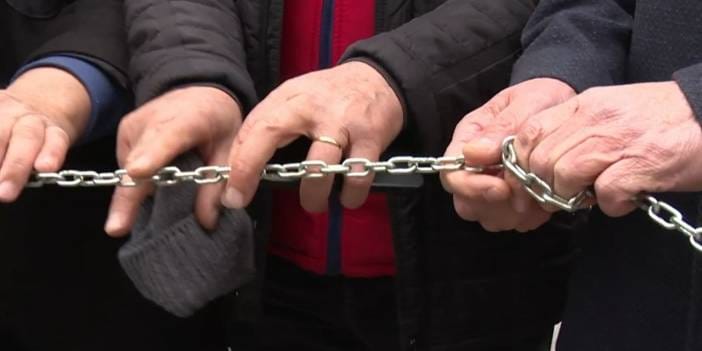 Emekliler kendini zincire vurdu