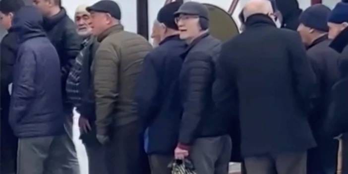 Ücretsiz olduğunu duyan yaşlısı genci sıraya girdi kuyruk saat kulesine kadar uzadı