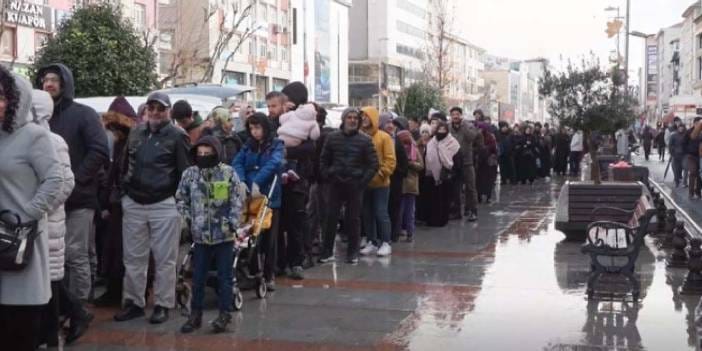 2 buçuk ton balık dağıtıldı: Duyan sıraya girdi uzun kuyruklar oluştu