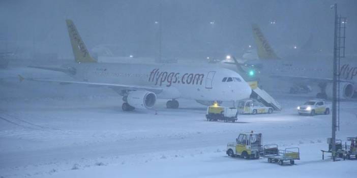 İstanbul'da 100'den fazla uçak seferine kar engeli