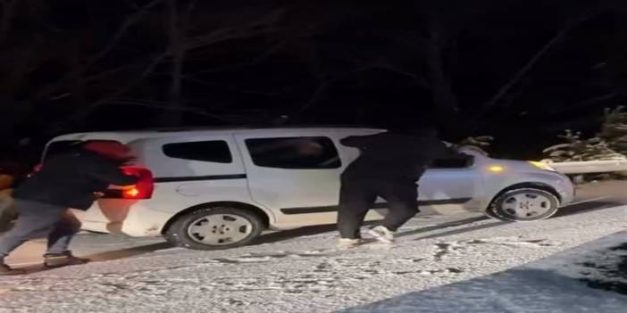 Bursa'da yoğun kar yağışı ulaşımı aksattı: Araçlar yolda mahsur kaldı