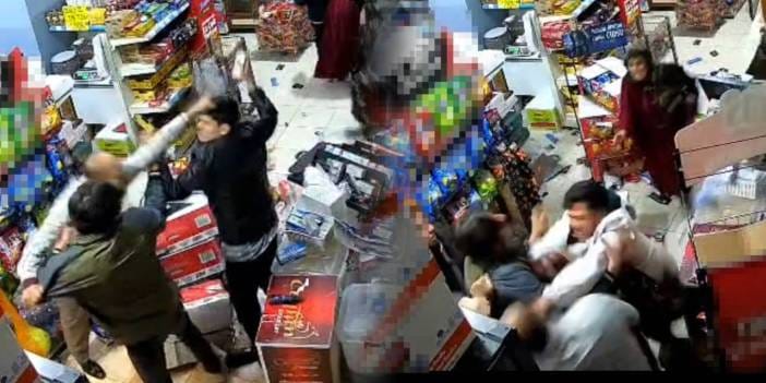 Marketi basıp akrabalarını darbettiler! O anlar kamerada