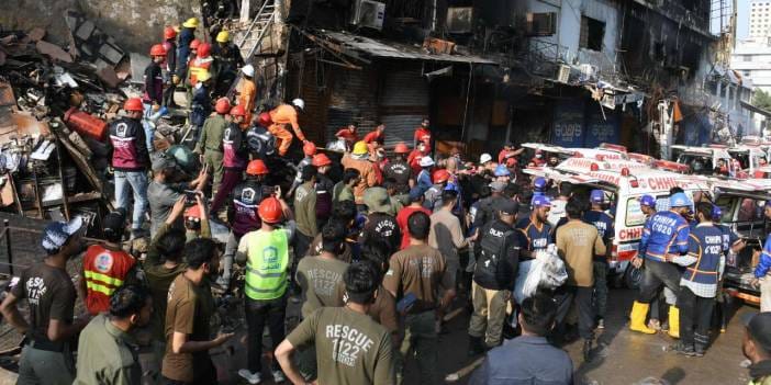 Pakistan'da AVM yangını! Can kaybı 14'e yükseldi: 70'ten fazla kişi kayıp!