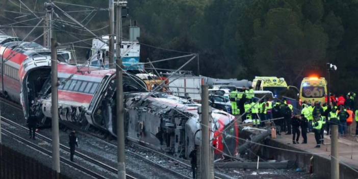 İspanya'daki feci tren kazasında ölenlerin sayısı 40'a yükseldi