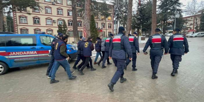 Kendilerini polis olarak tanıtıp yaşlı kadını dolandırdılar: 5 şüpheli tutuklandı!