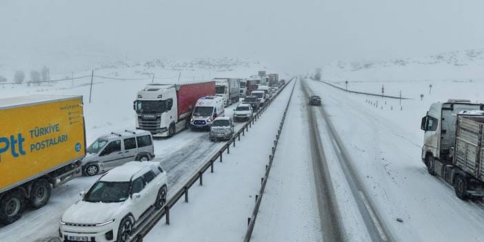 Kar şehri esir aldı: Kara yolları ulaşıma kapatıldı