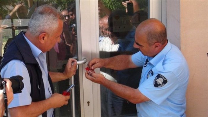 Borcu nedeniyle elektriği kesilen belediye, dağıtım şirketinin binasını mühürledi