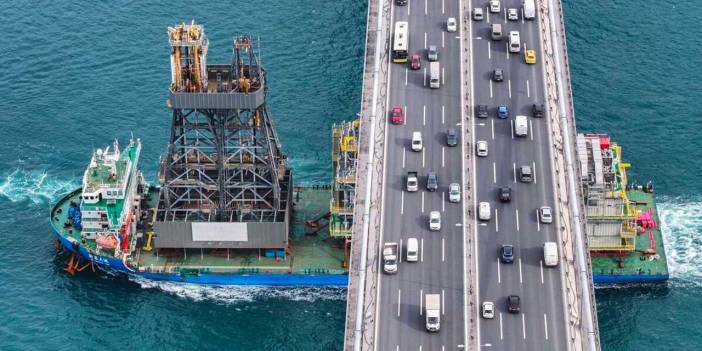 İstanbul Boğazı’ndan geçen dev geminin görüntüsü merak uyandırdı