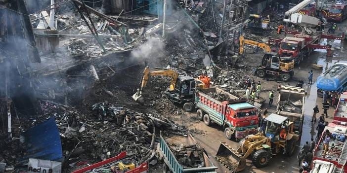 Pakistan'da AVM yangınında bilanço ağırlaşıyor: Ölü kaybı 71'e yükseldi