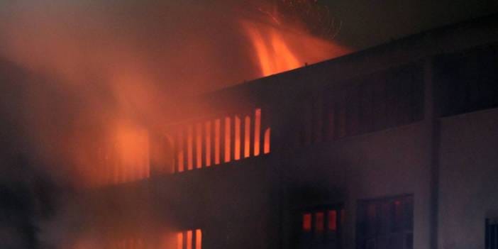 Patlama sonrası alevler yükseldi: Adana'da fabrika yangını!