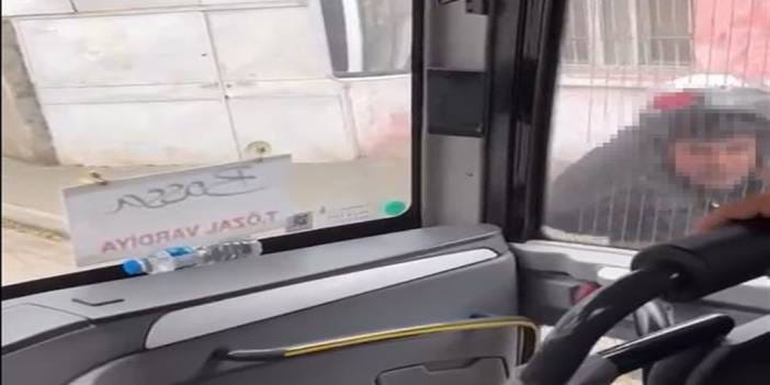 Adana'da yol verme tartışması: Minibüsün camını kaskıyla kırdı