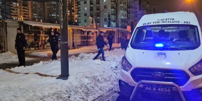 Yolda karşılaşan husumetliler birbirini bıçakladı: 2'si ağır 3 yaralı