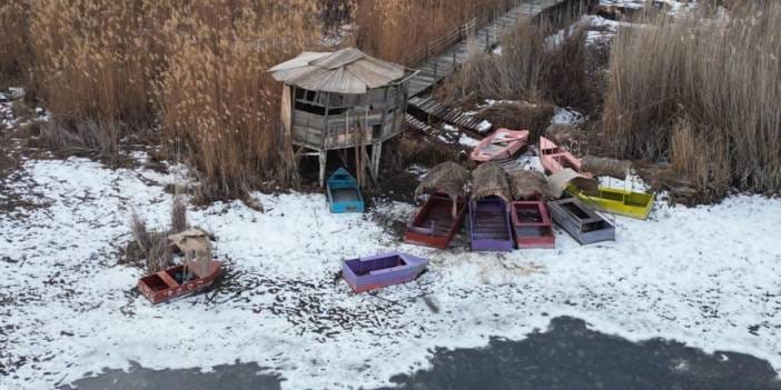 Kayseri’de Sultan Sazlığı buz tuttu! Gezi tekneleri mahsur kaldı