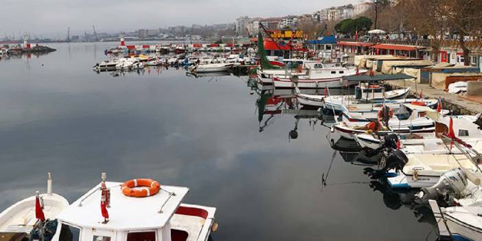 Balıkçılar sis nedeniyle denize açılamıyor