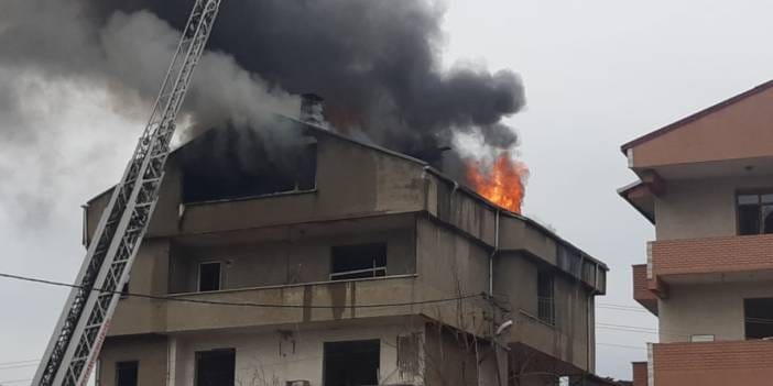 Yıkım sırasında alevler yükseldi: İşçiler binayı apar topar terk etti