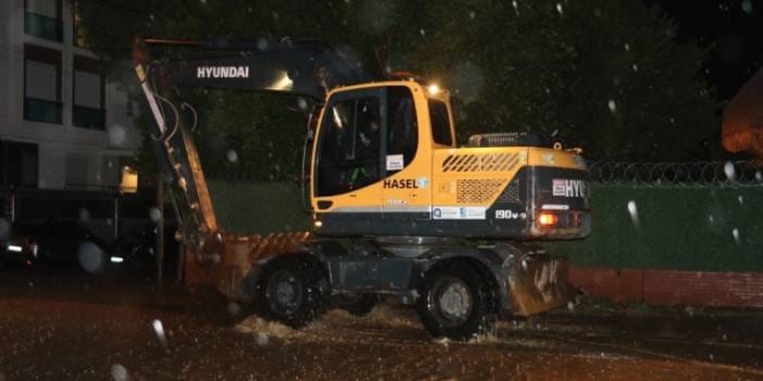 Antalya'yı fırtına vurdu: Dere taştı araçlar mahsur kaldı