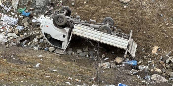 Sürücü hakimiyetini kaybetti: Kamyonet şarampole devrildi!