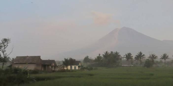 Yanardağ patladı: 700 metreye kül püskürttü