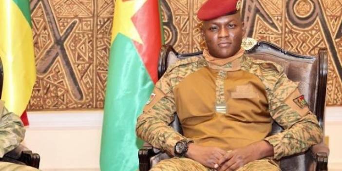 Burkina Faso lideri Traore bütün siyasi partileri kapattı