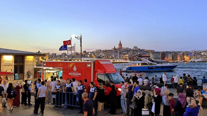 İBB, 70 bin kişiye aşure dağıttı