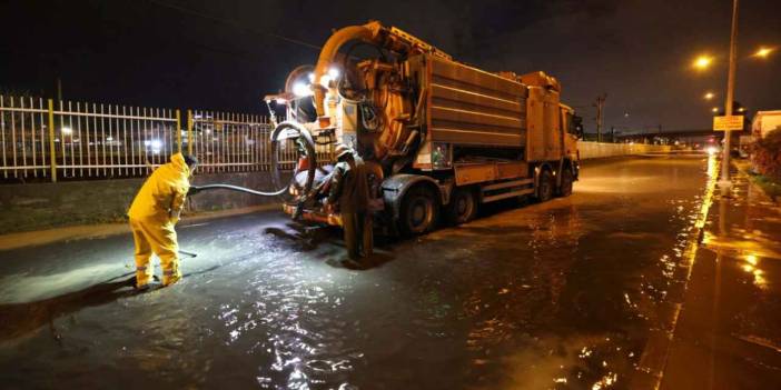 İzmir sağanağa teslim oldu: Onlarca ev ve iş yerini su bastı!