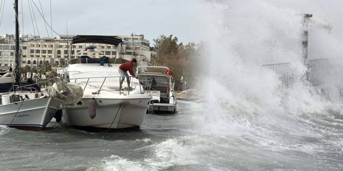Fırtına Bodrum’u esir aldı! Tekneler karaya oturdu