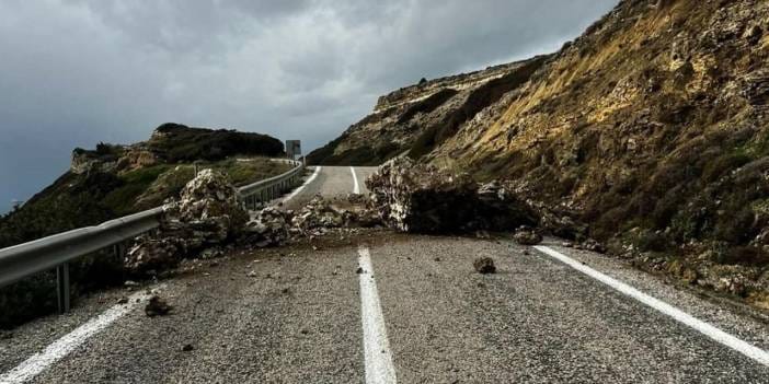 Bozcaada’da heyelan: Yol trafiğe kapandı