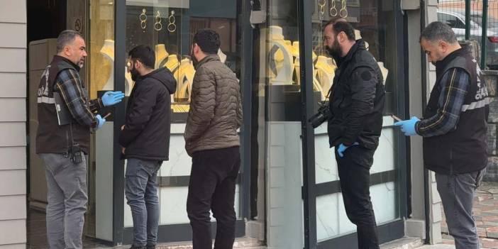 Kar maskeli silahlı hırsızlar polisi vurup kuyumcuyu soydu!