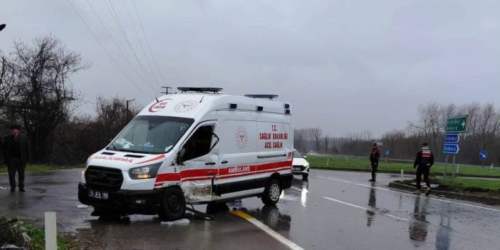 Ambulans ile servis minibüsü çarpıştı! Çok sayıda yaralı var