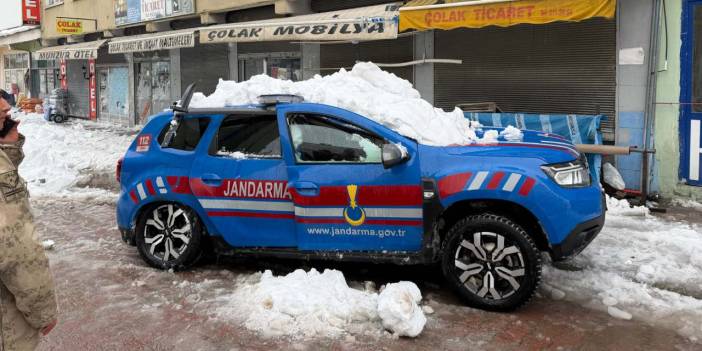 Ovacık'ta dev kar kütlesi jandarma aracının üstüne düştü: 2 yaralı