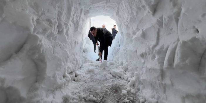 2 metre kar yağdı: Dükkanın önünü açmak için tünel açtı