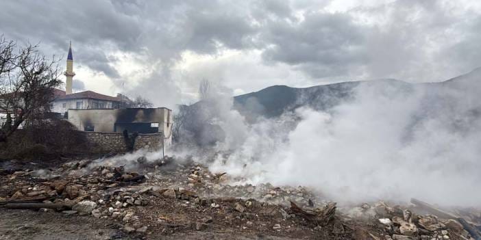 Karabük'te köy yangını: 4 ev ve bir ahır kül oldu