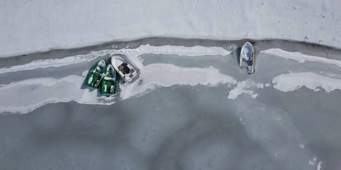 Zernek Barajı buz tuttu! Tekneler mahsur kaldı