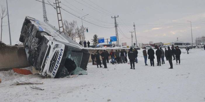 Ağrı'da yolcu otobüsü istinat duvarından araziye devrildi: Yaralılar var!