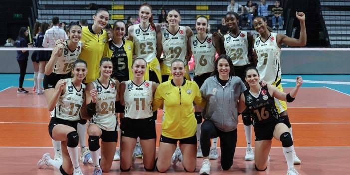 Vakıfbank geriye düşünce gaza bastı: Maç bitti liderlik pozu verdi
