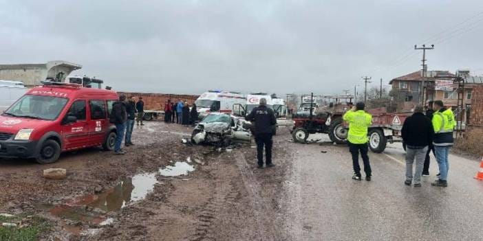 Çorum'da traktör ile otomobil çarpıştı: Ölü ve yaralılar var