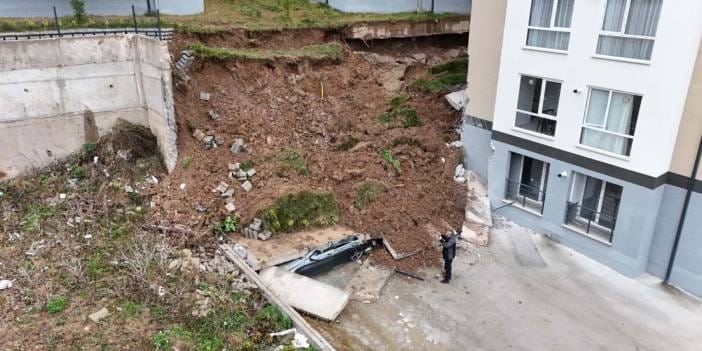 Sakarya'da istinat duvarı yıkıldı: 32 kişi tahliye edildi