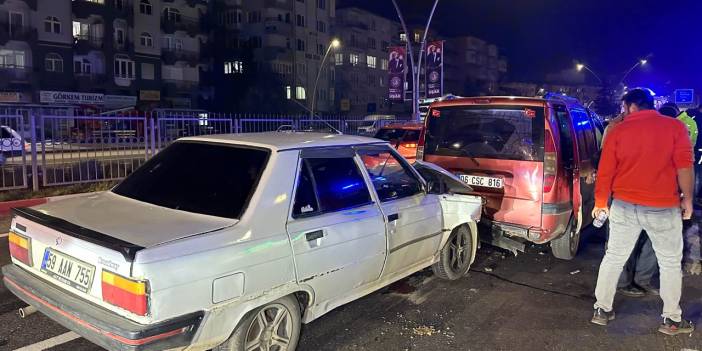 Uşak'ta zincirleme kaza! 4 araç birbirine girdi 6 kişi yaralandı