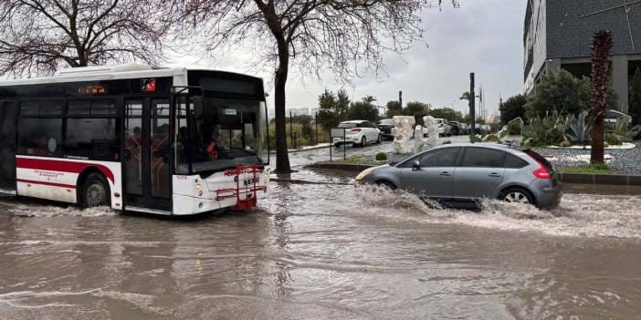 İzmir'i sağanak vurdu: Yollar göle döndü!