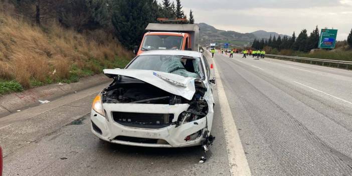 Kaza sonrası yolda temizlik çalışması yapan işçilere araba çarptı: Ölü ve yaralılar var!