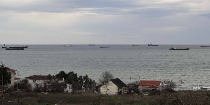 Fırtına uyarısı yapılınca yük gemileri Sinop'ta demirledi