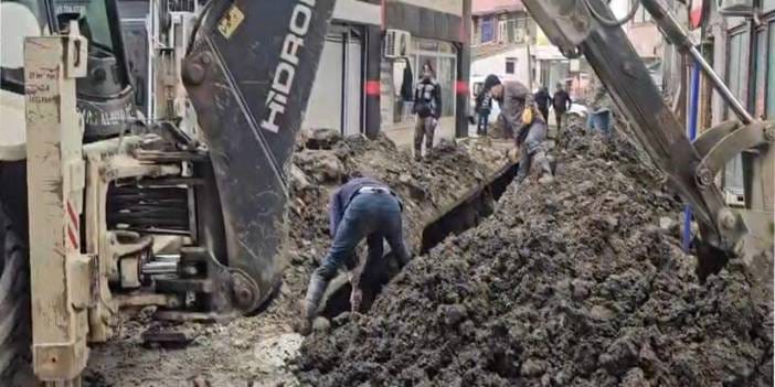 Kazı çalışmasında toprak altında kalan işçiyi vatandaşlar kurtardı